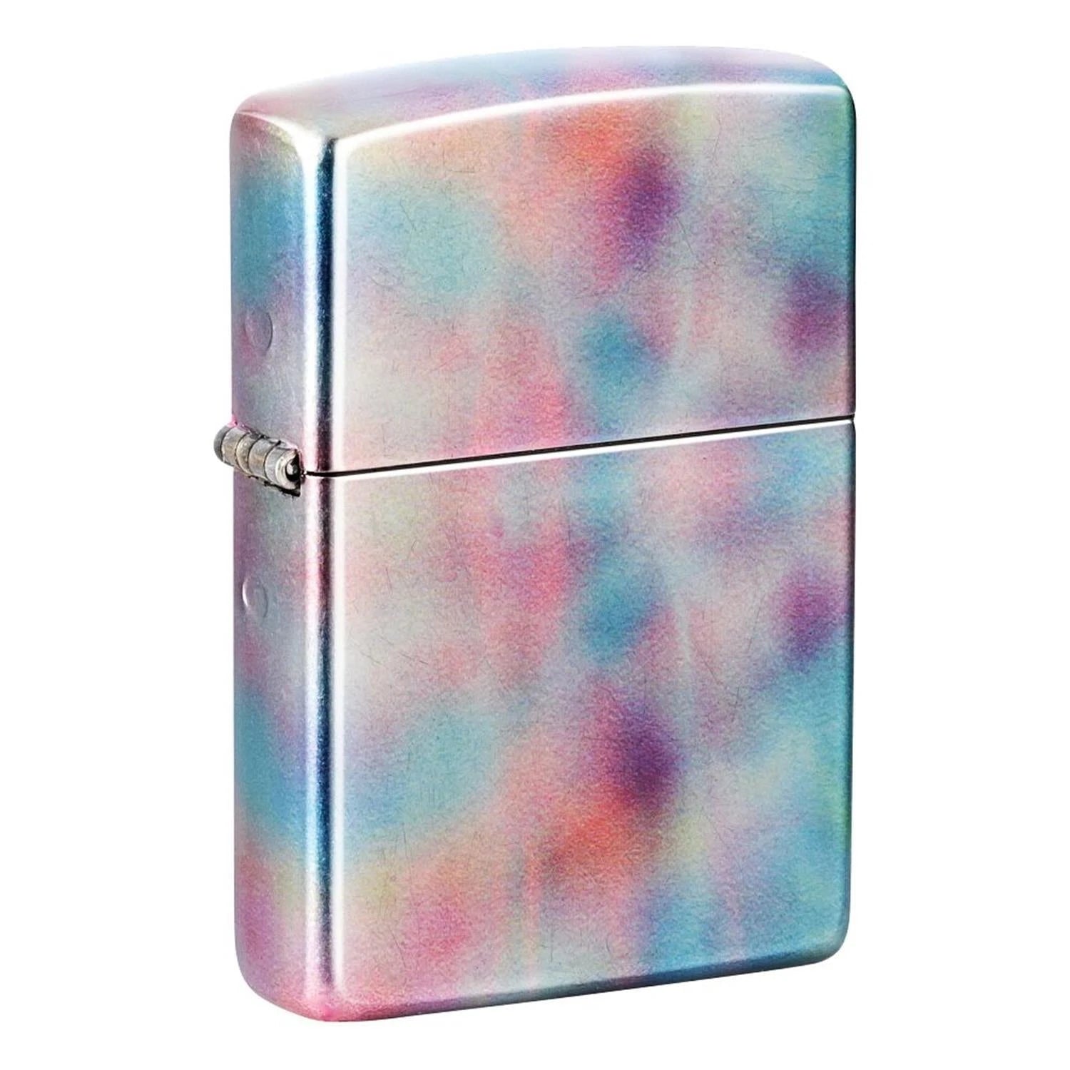 Zippo Sturmfeuerzeug Tie Dye Design, geschlossen in Schrägansicht, buntes Batik-Muster in Blau, Rosa, Lila und Orange, matter Finish, weißer Hintergrund
